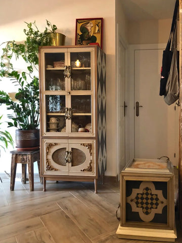 Astra display cabinet and Pop side table: an exquisite combination.