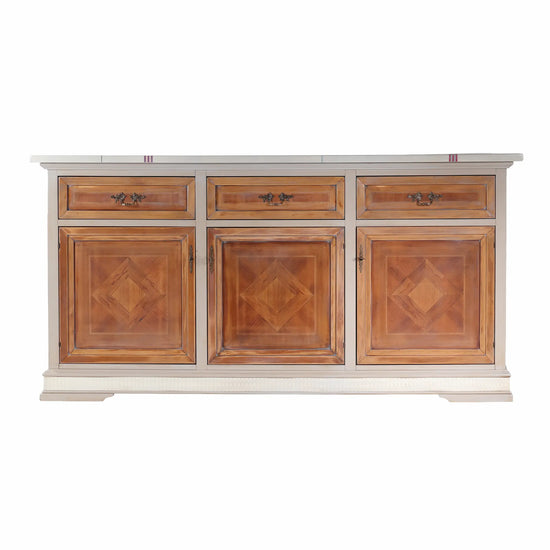 Aparador Amara de Lola Glamour con frentes en tonos madera y estructura marfil.