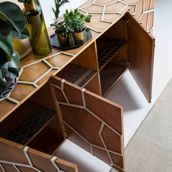 Aparador de diseño Araña con puertas abiertas y relieve geométrico escultórico
