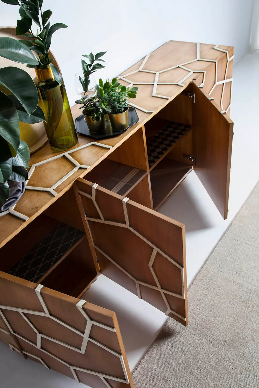 Aparador de diseño Araña con puertas abiertas y relieve geométrico escultórico