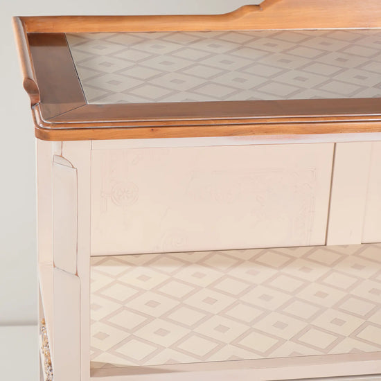 Detalle de los estantes con motivos geométricos del aparador Criancce de Lola Glamour.