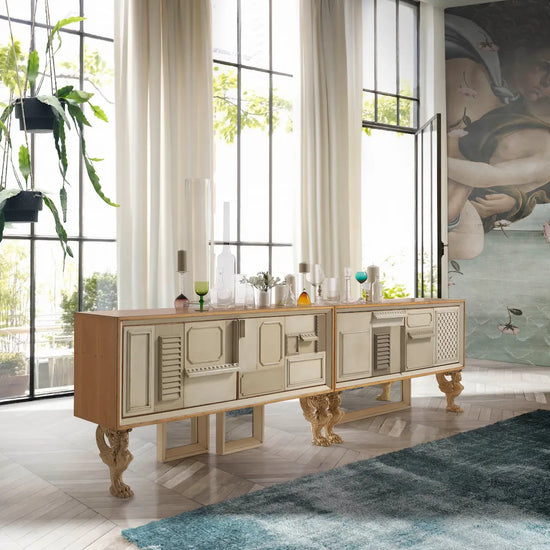 Mueble aparador Lamassu con combinación de acabados claros, textura artesanal y base ornamental