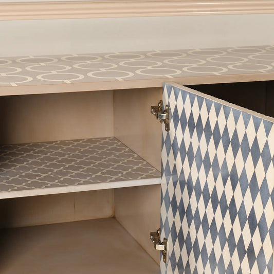 Detalle interior del aparador Matilda 4P con puerta de rombos y baldas decorativas.