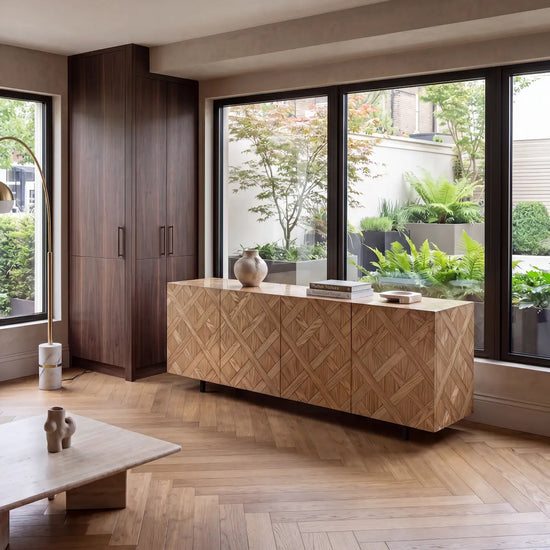 Aparador Minimal de madera con diseño geométrico artesanal en salón contemporáneo.