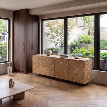 Aparador Minimal de madera con diseño geométrico artesanal en salón contemporáneo.