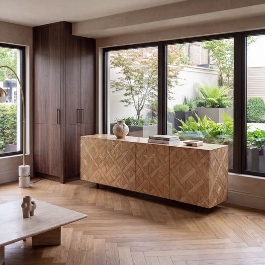Aparador Minimal de madera con diseño geométrico artesanal en salón contemporáneo.