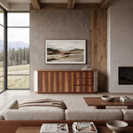 Aparador de nogal integrado en salón contemporáneo con pared de piedra y madera natural.