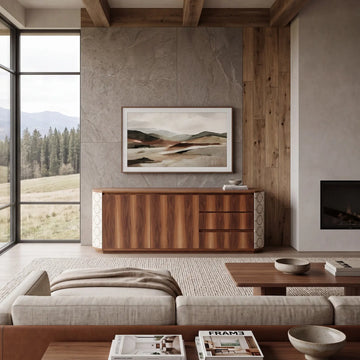 Aparador de nogal integrado en salón contemporáneo con pared de piedra y madera natural.