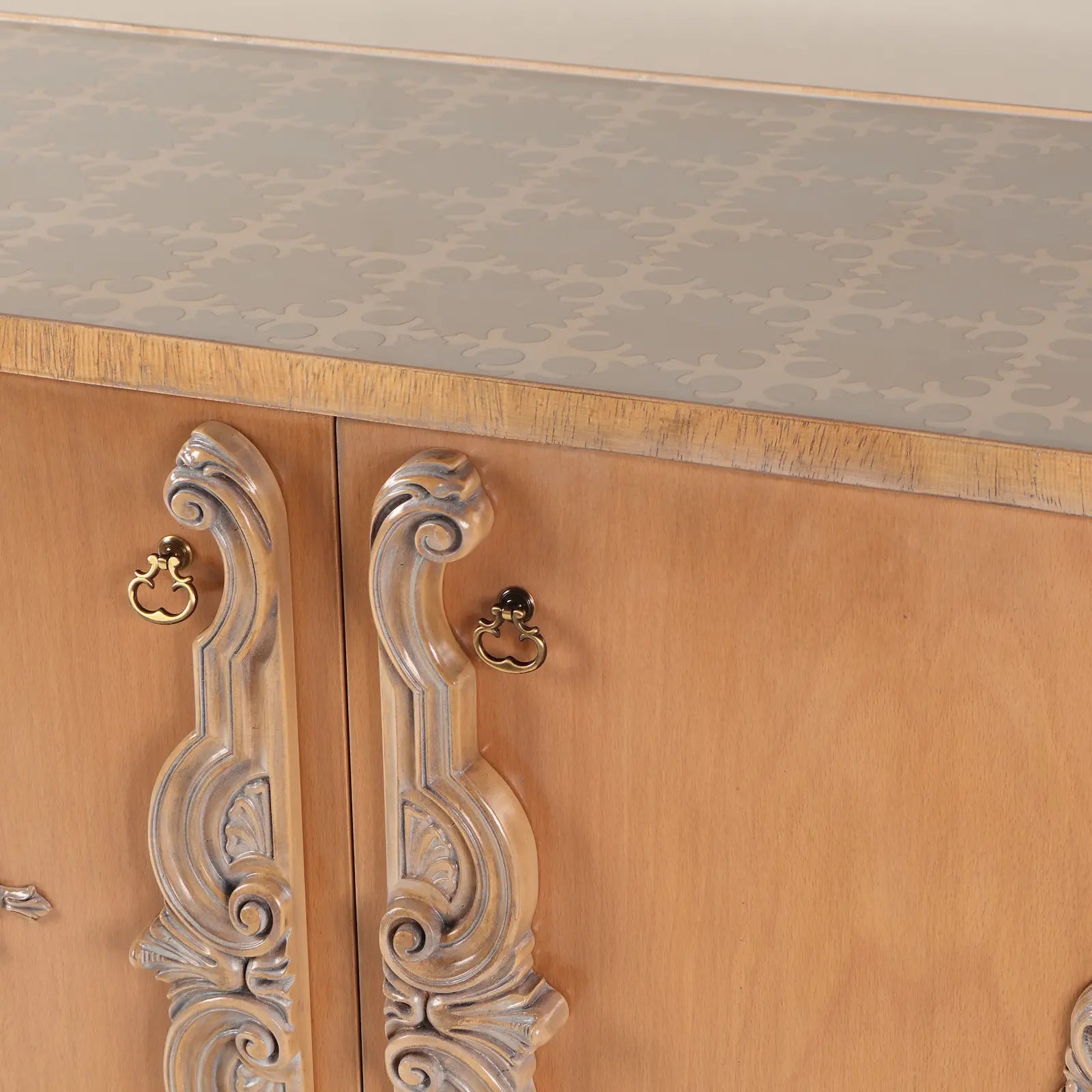 Detalle de tiradores y sobre decorativo del Aparador Ovum de Lola Glamour.