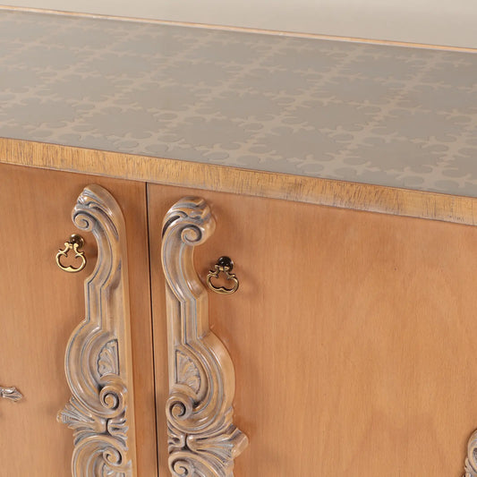 Detalle de tiradores y sobre decorativo del Aparador Ovum de Lola Glamour.