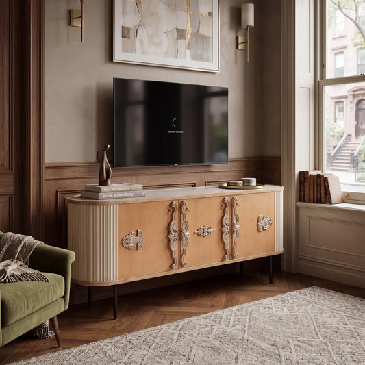 Aparador Ovum en salón como mueble de TV con diseño artesanal y tallas decorativas.
