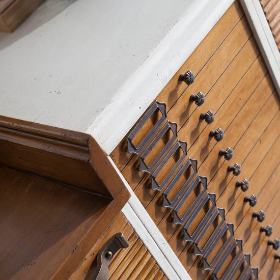 Detalle del Aparador Seller con cajones de madera, tiradores metálicos y frentes decorativos