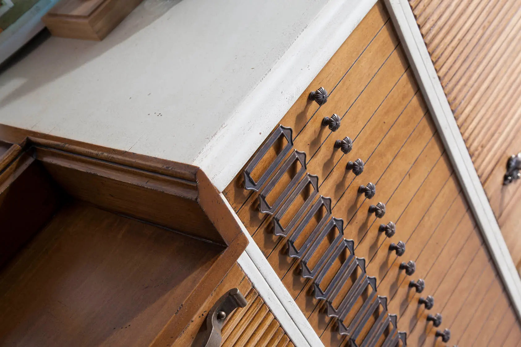 Detalle del Aparador Seller con cajones de madera, tiradores metálicos y frentes decorativos