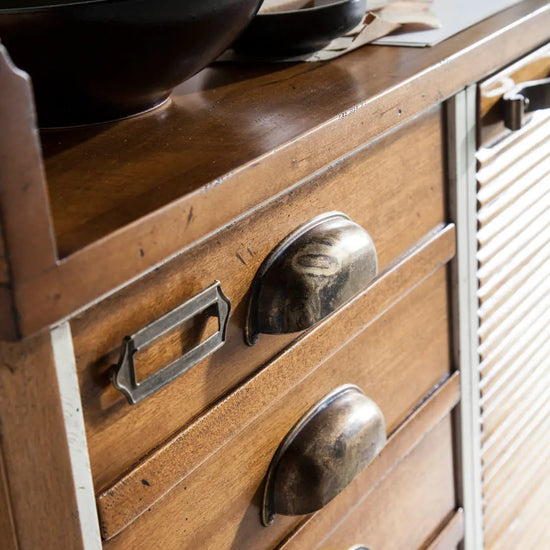 Detalle superior del Aparador Seller con superficie de madera, cajones y puertas texturizadas
