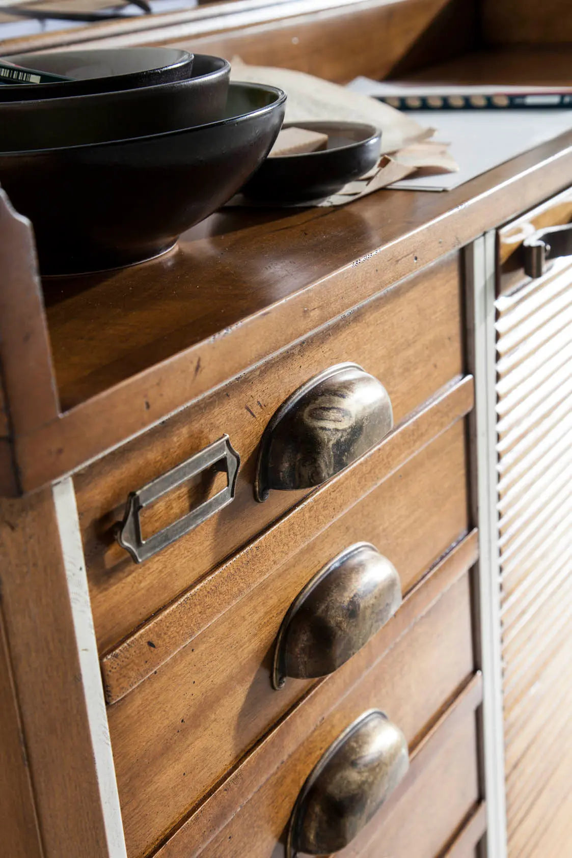 Detalle superior del Aparador Seller con superficie de madera, cajones y puertas texturizadas