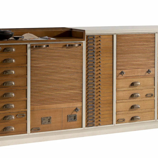 Aparador Seller de diseño en madera con cajones, puertas texturizadas y detalles claros