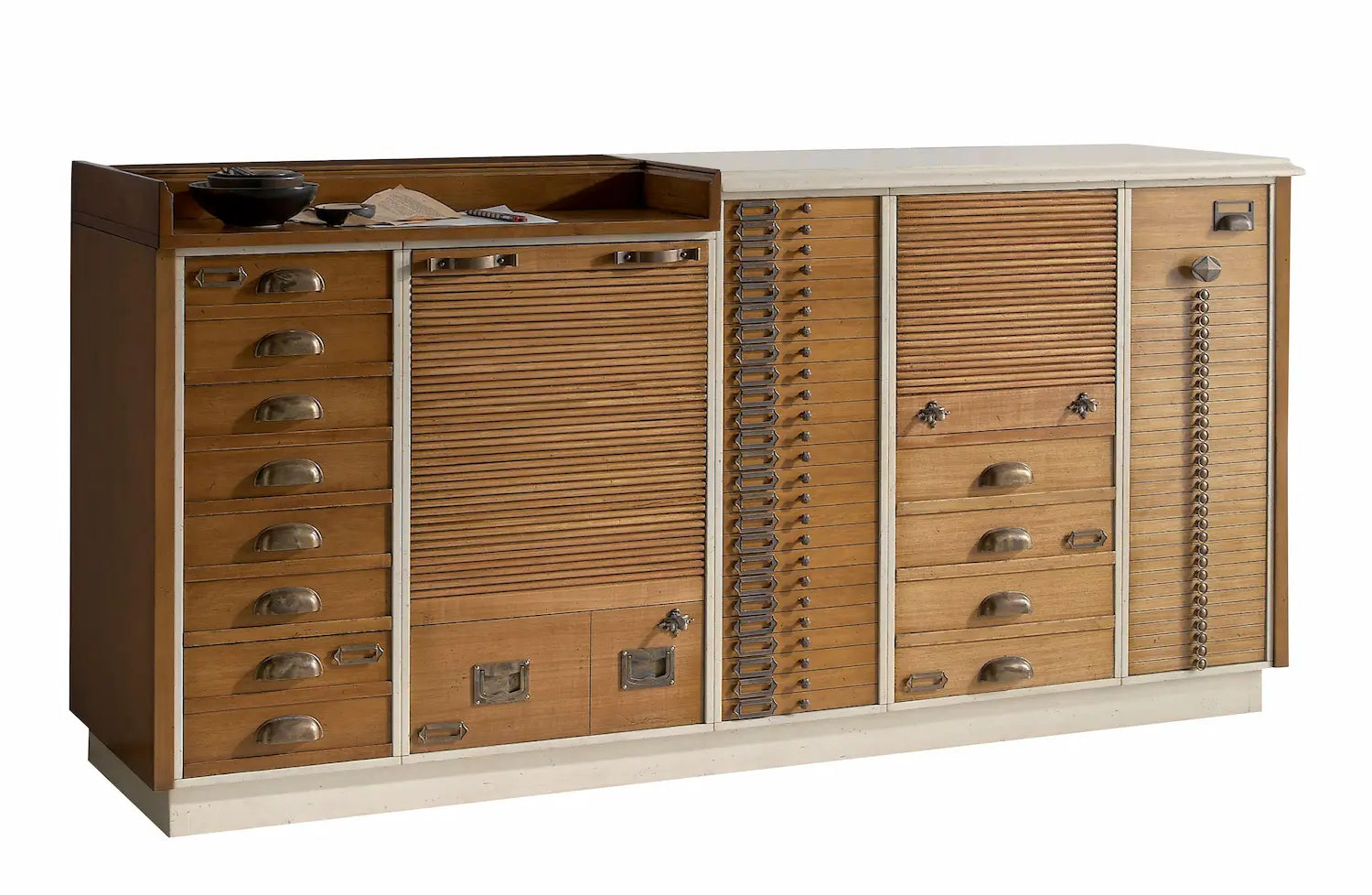Aparador Seller de diseño en madera con cajones, puertas texturizadas y detalles claros