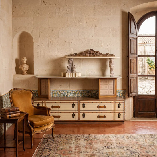 Aparador Suitcase en salón elegante con cajones, repisa superior y detalles ornamentales.