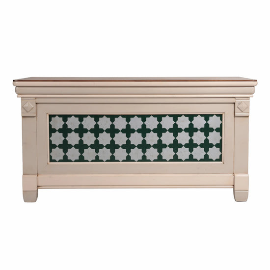 Arca La Masía en madera con diseño decorativo y función de banco baúl