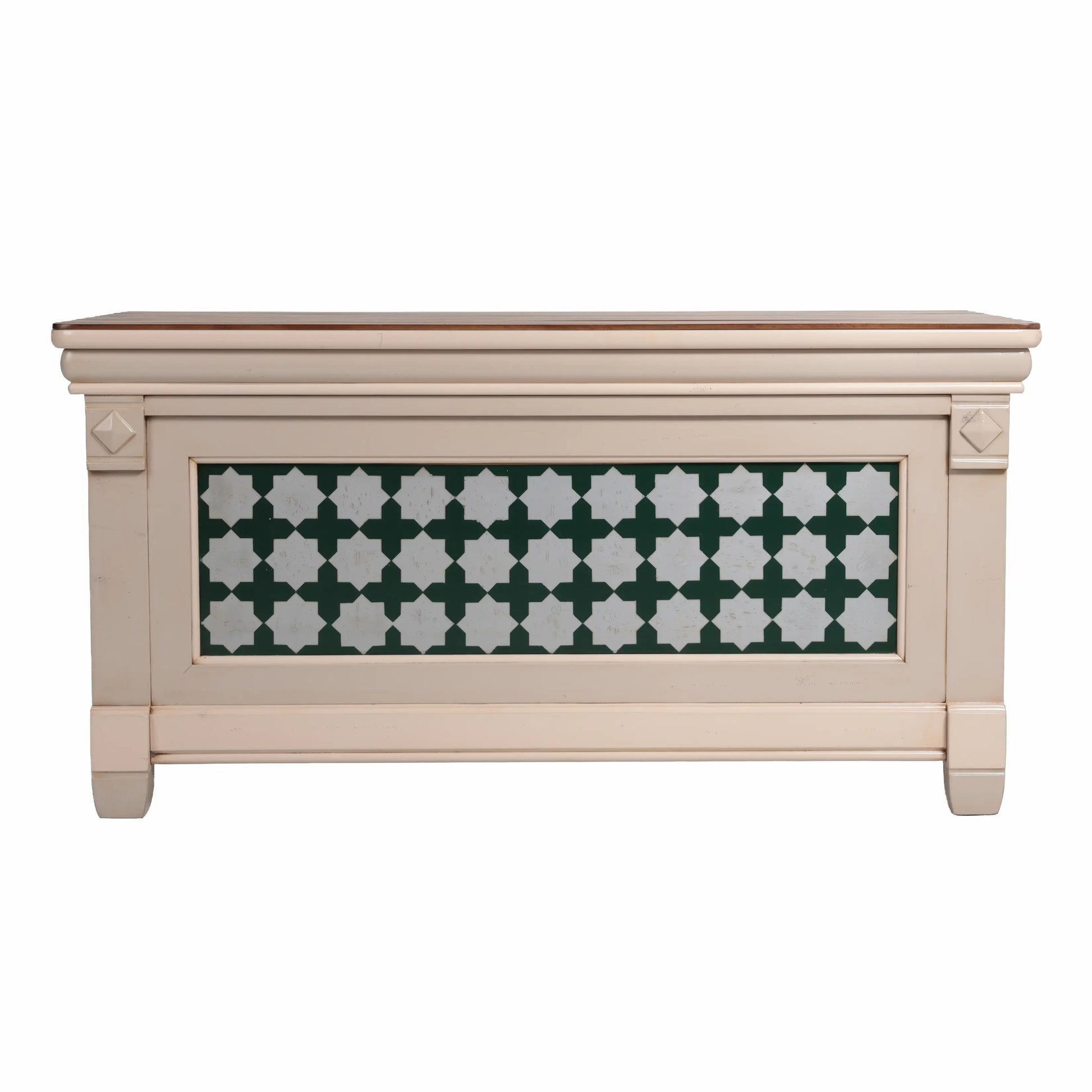 Arca La Masía en madera con diseño decorativo y función de banco baúl