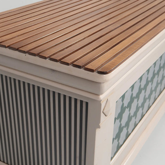 Detalle de tapa en madera con listones en arca La Masía