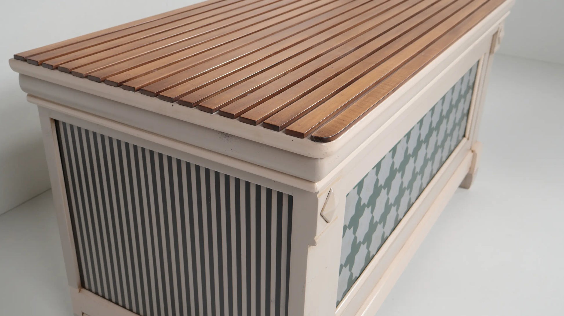 Detalle de tapa en madera con listones en arca La Masía