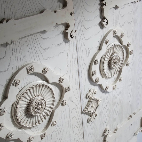 Detalle de las puertas del Armario Arthur con relieves circulares, molduras decorativas y veta visible