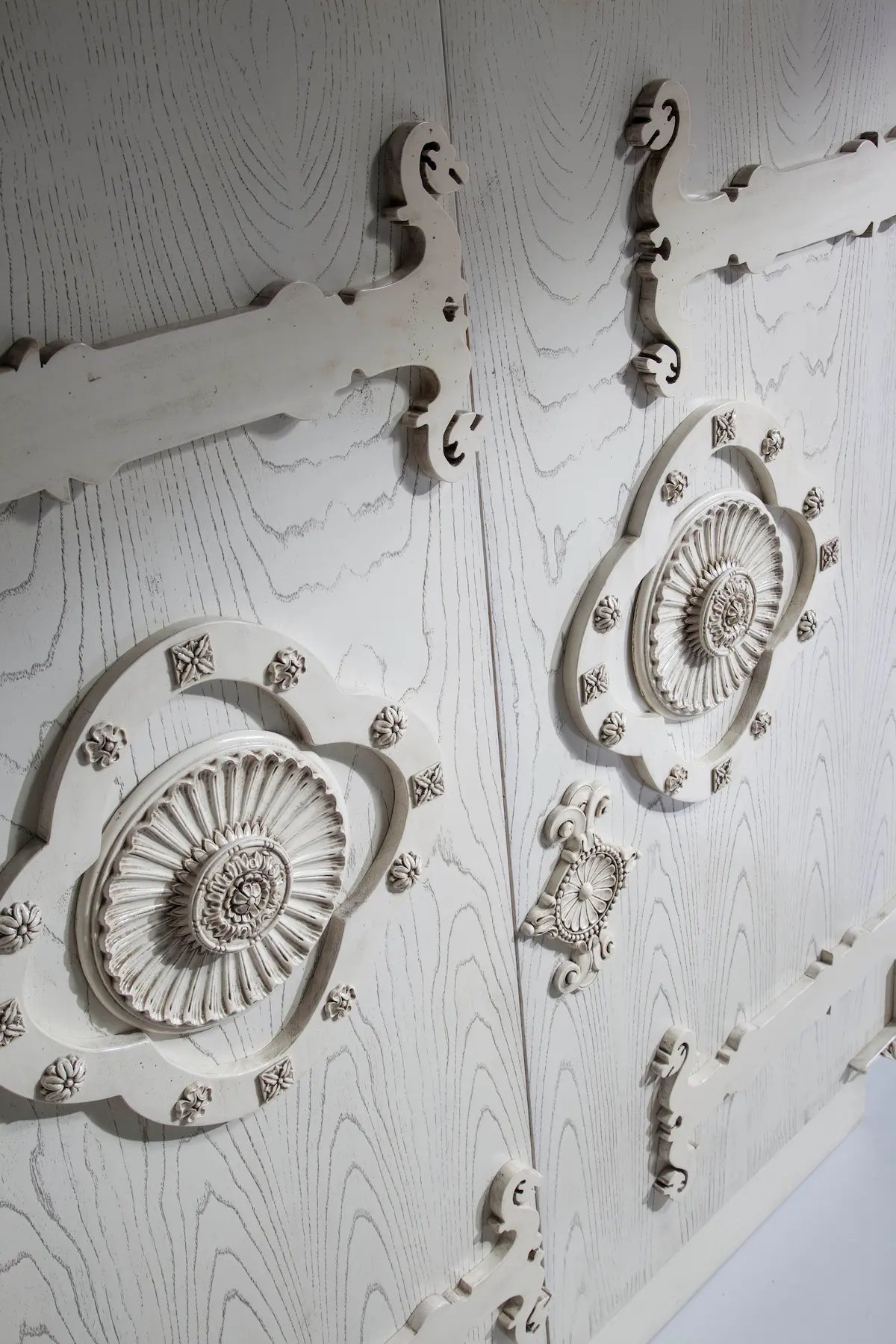 Detalle de las puertas del Armario Arthur con relieves circulares, molduras decorativas y veta visible