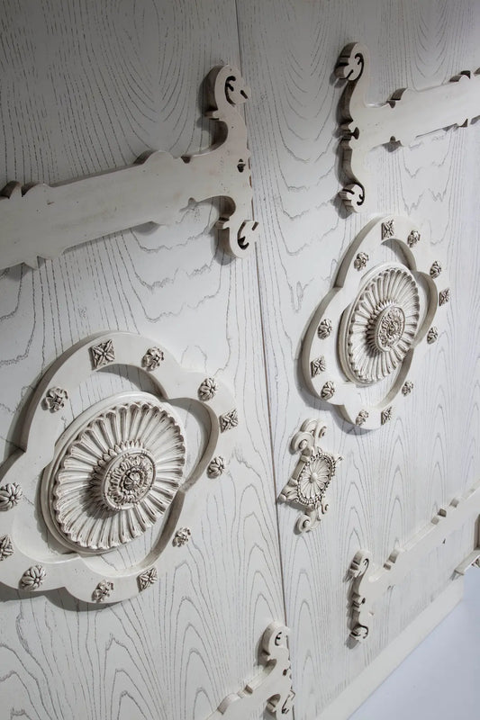 Detalle de las puertas del Armario Arthur con relieves circulares, molduras decorativas y veta visible