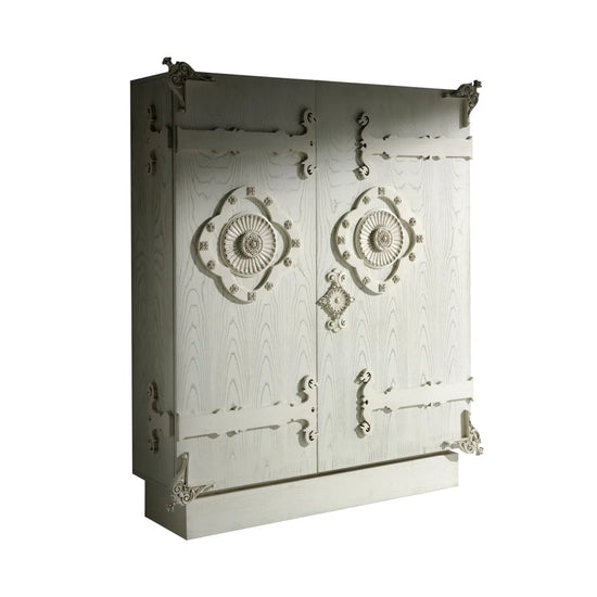 Armario Arthur de diseño en madera con acabado blanco envejecido, puertas decoradas y relieves ornamentales