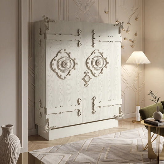 Armario Arthur ambientado en dormitorio elegante con acabado blanco envejecido y diseño ornamental