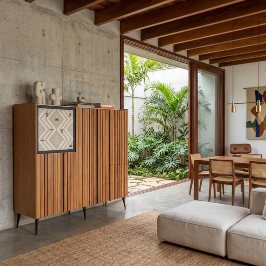 armario Denver de madera colocado en salón contemporáneo con grandes ventanales