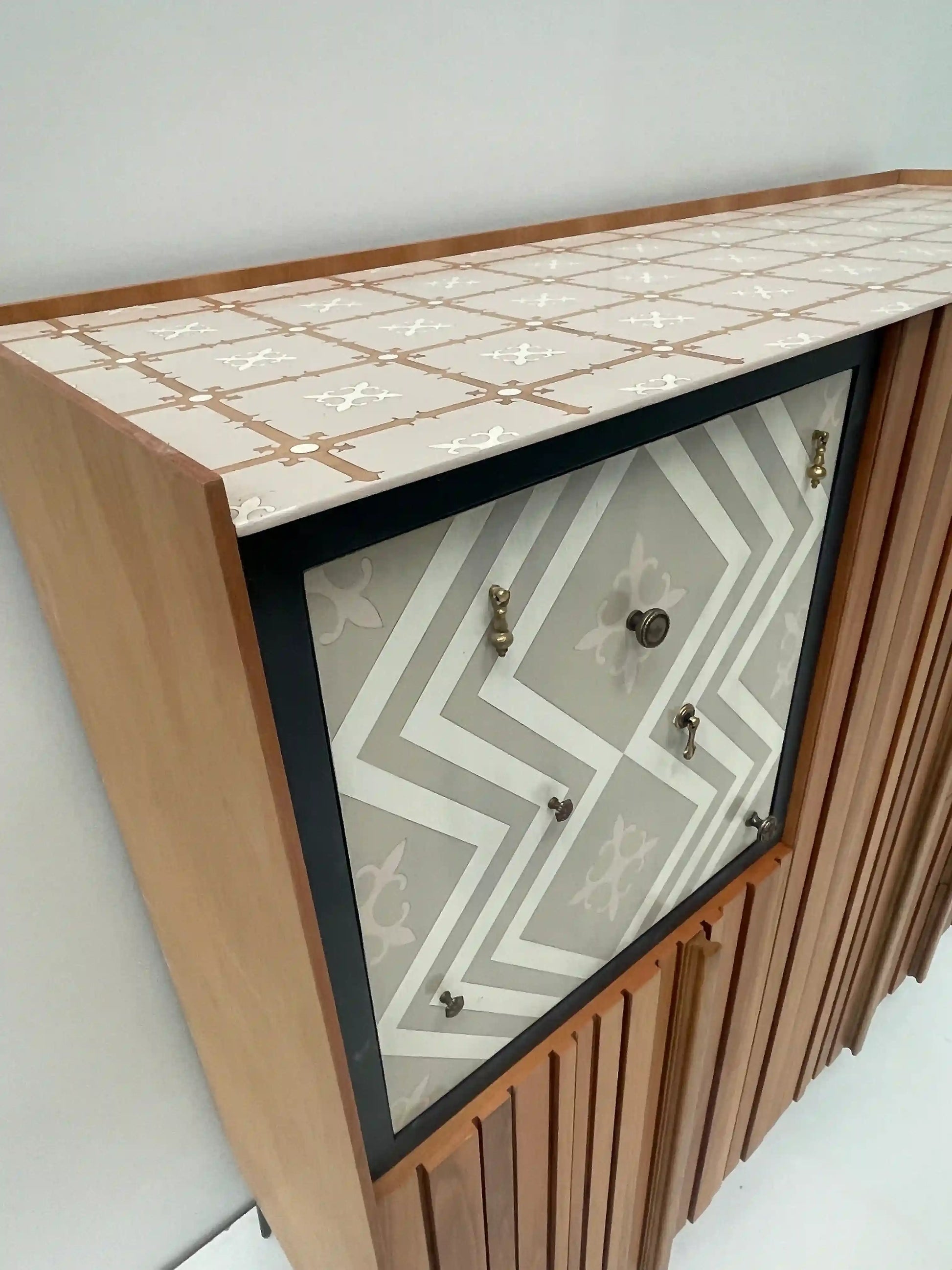 detalle de las puertas del armario Denver con listones verticales de madera