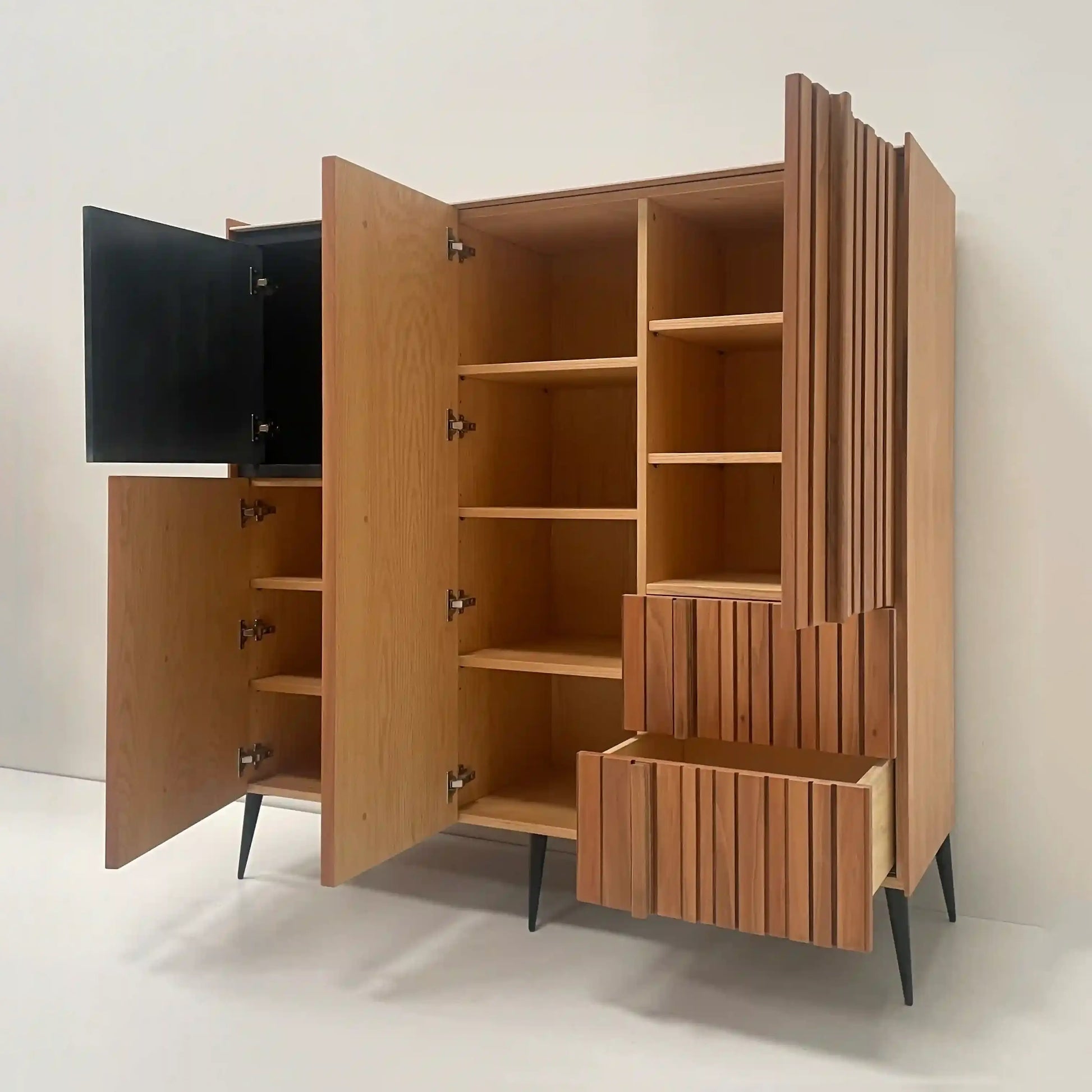 interior del armario Denver con estantes y cajones abiertos