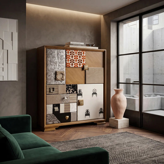 Armario Dinastía en salón contemporáneo con sofá verde, pared gris, ventanales negros y suelo de madera en espiga.