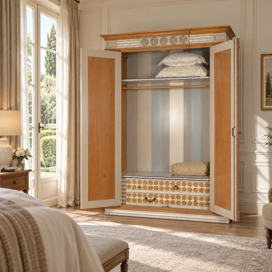Armario Impero abierto en un dormitorio elegante, con barra para colgar, estantes y dos cajones interiores.