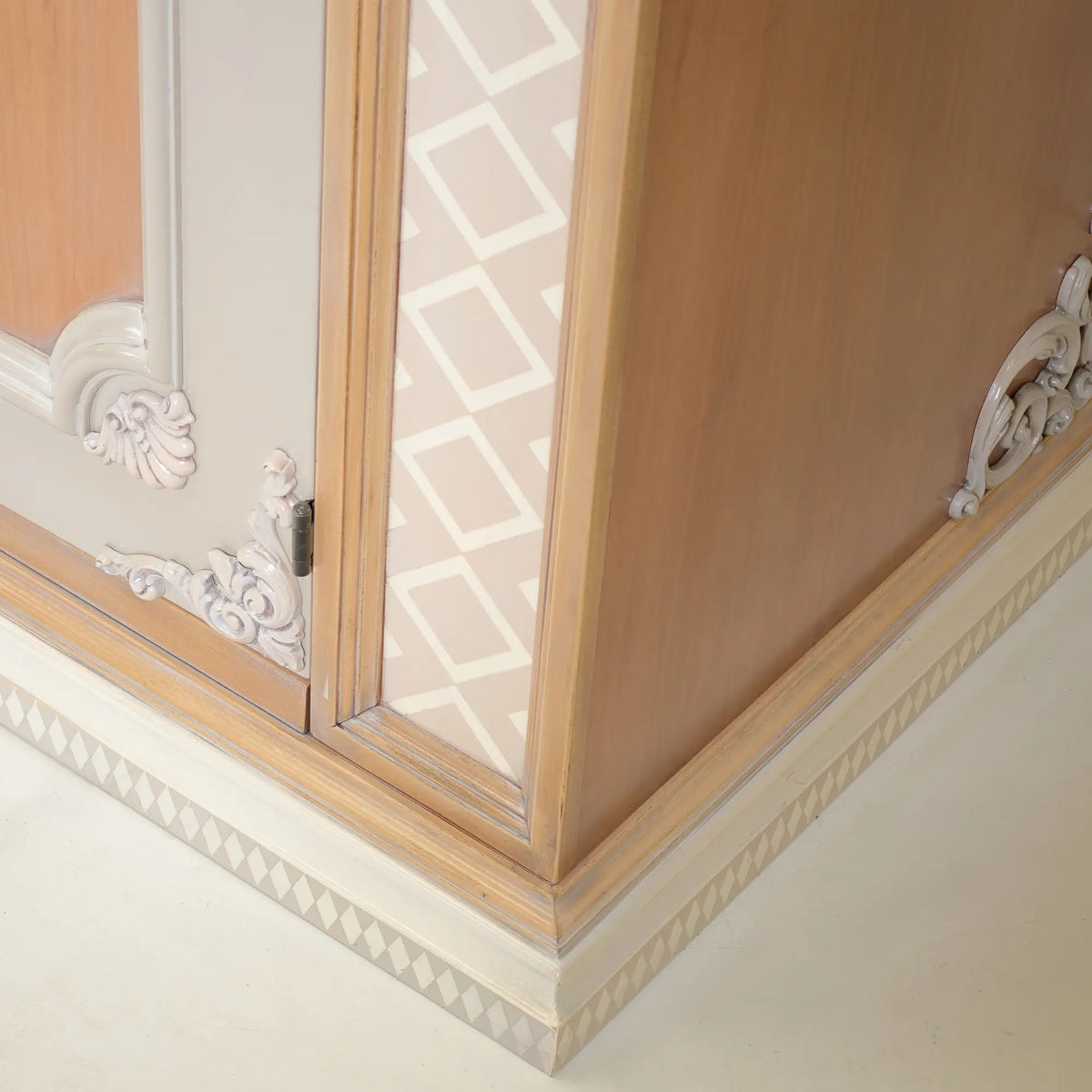 1. Detalle de la base y el lateral del Armario Impero con molduras decorativas y dibujos geométricos.