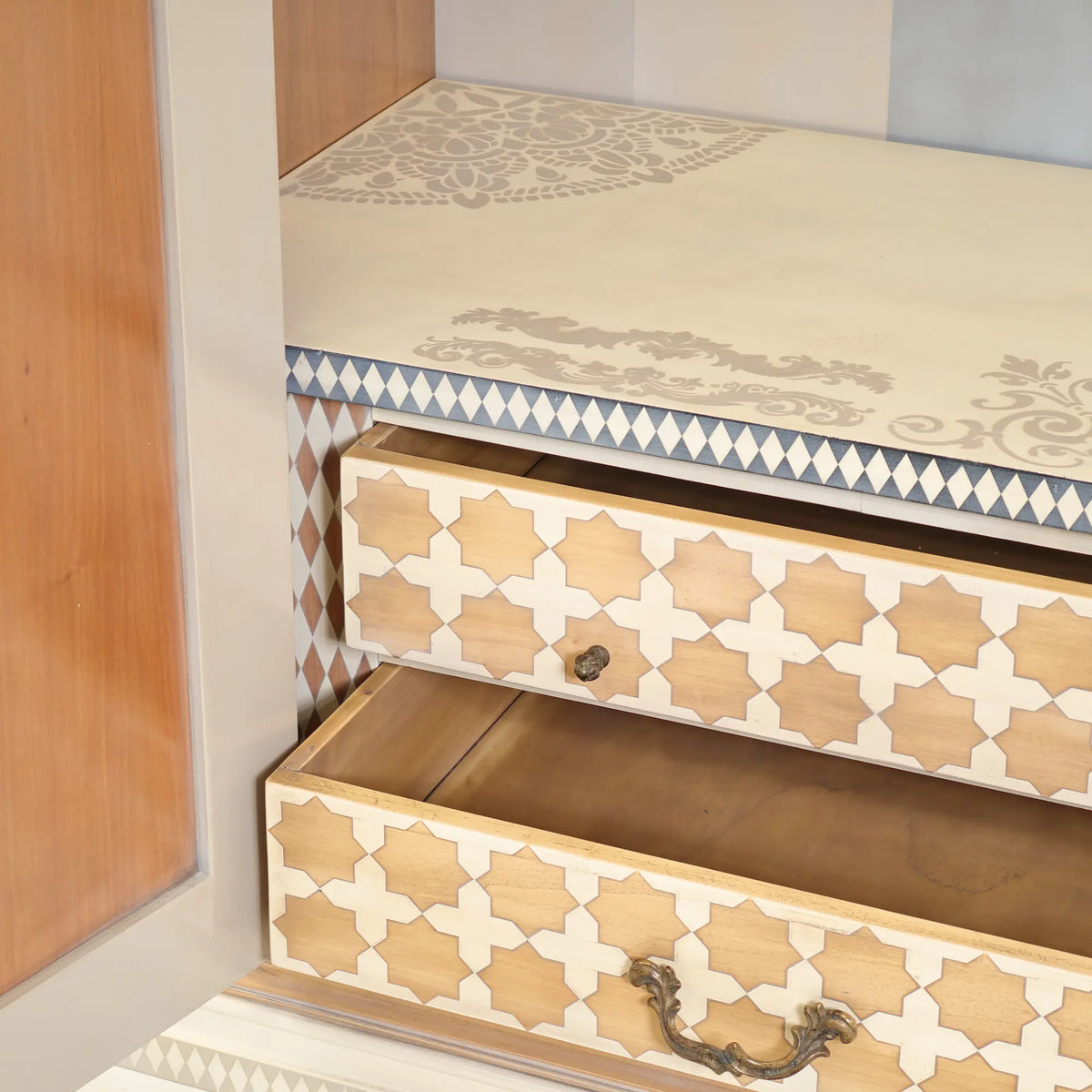 Detalle de los dos cajones interiores del Armario Impero con motivos geométricos y tiradores decorativos.