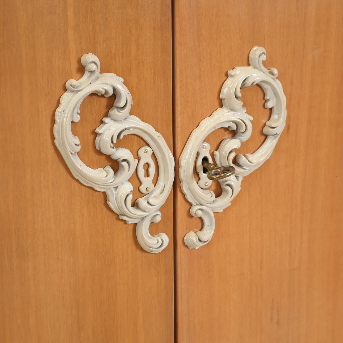 Detalle de la cerradura y los relieves ornamentales de estilo clásico en las puertas del Armario Impero.