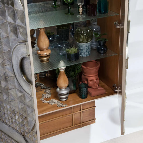 Armario Milenium en ambiente de lujo como mueble escultórico artesanal de gran presencia decorativa.