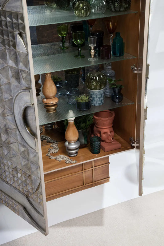 Armario Milenium en ambiente de lujo como mueble escultórico artesanal de gran presencia decorativa.