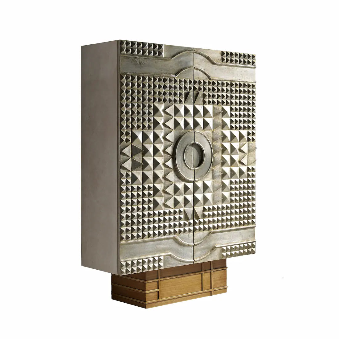 Armario Milenium de diseño escultórico con puertas talladas geométricas sobre fondo blanco.