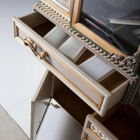 Detalle del Armario One con relieves geométricos y acabados artesanales.