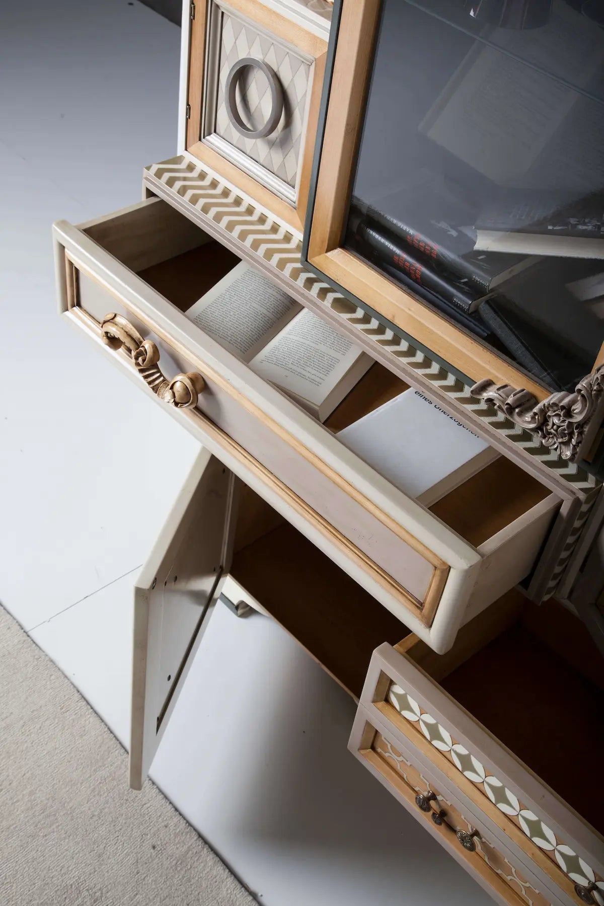 Detalle del Armario One con relieves geométricos y acabados artesanales.