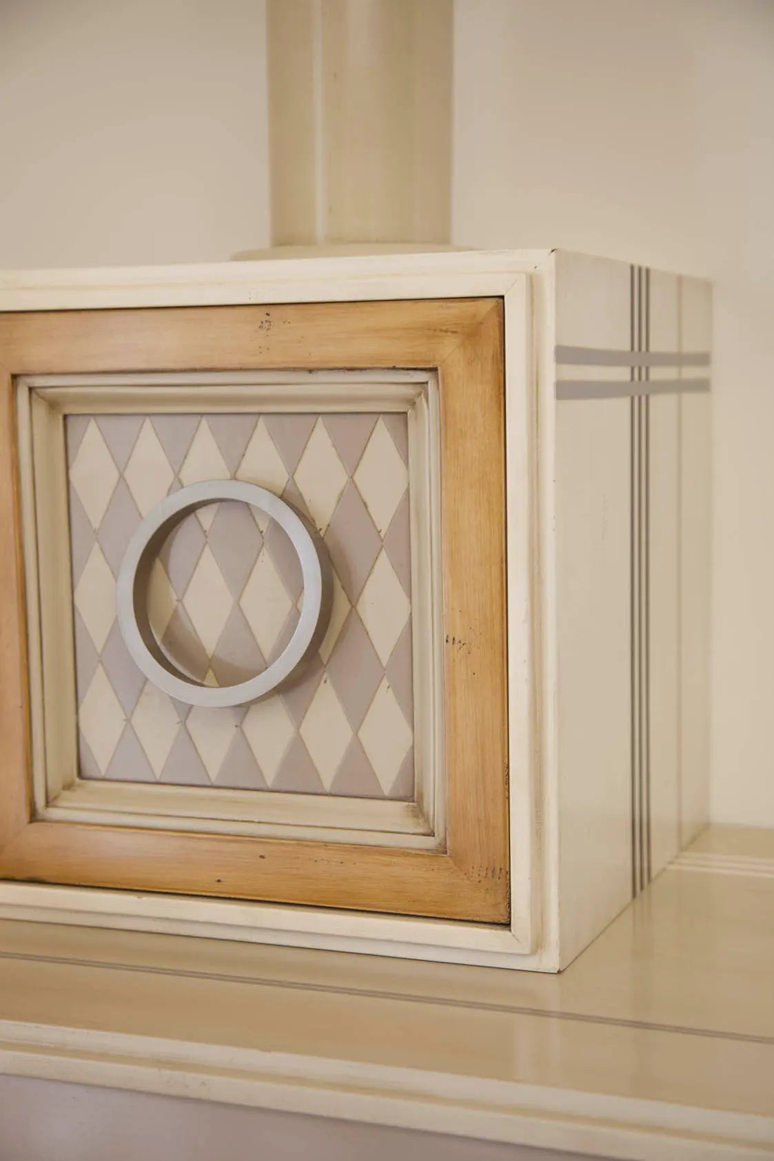 modulo con armario pequeño y lacado geométrico