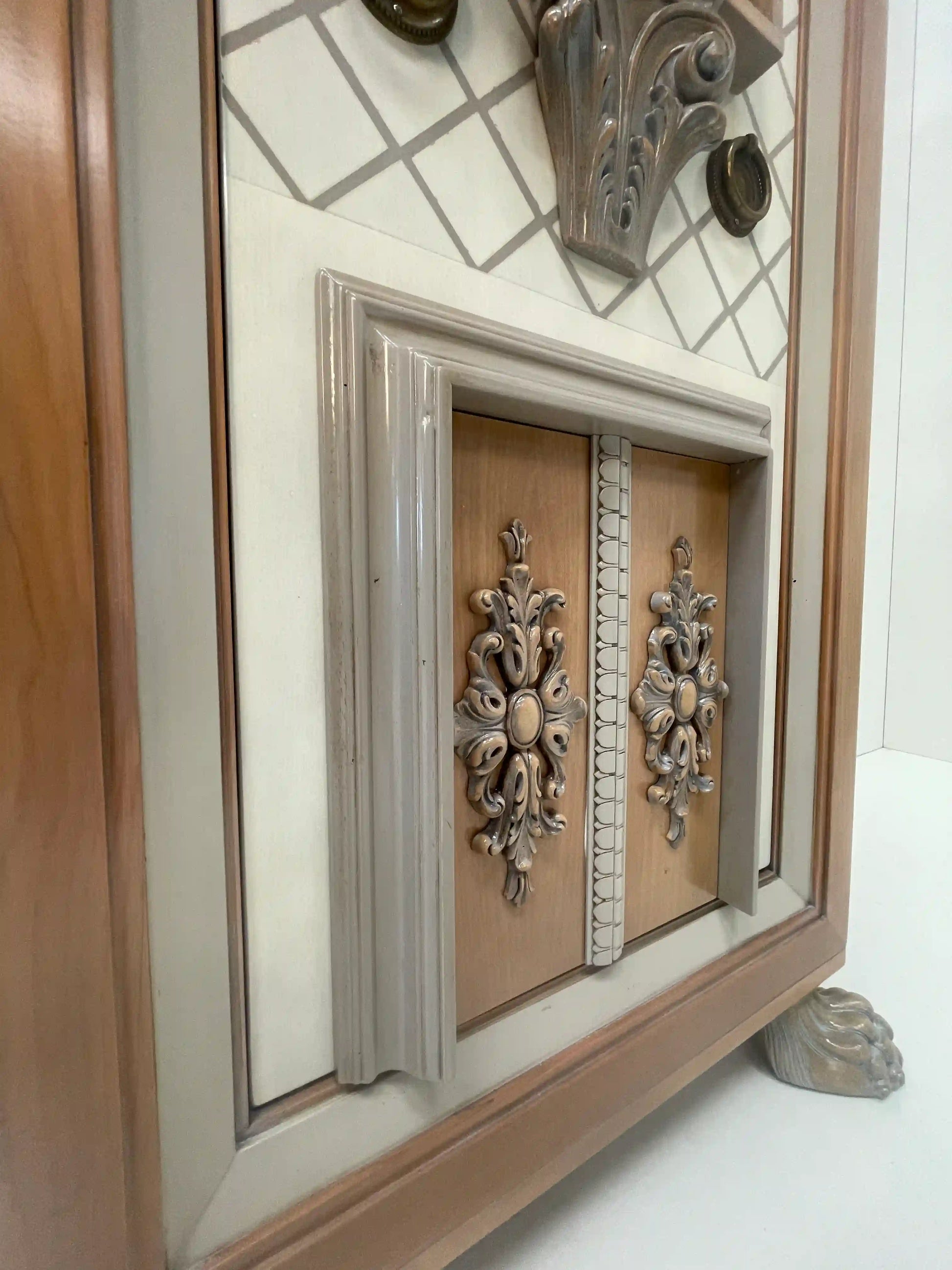 Detalle frontal tallado del Armario Toscano 1