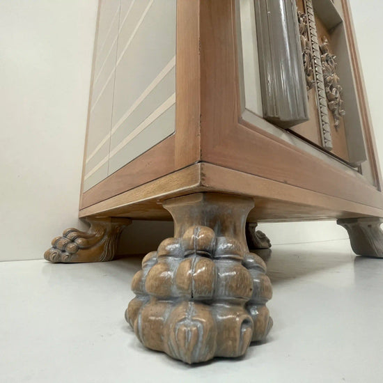 Detalle de las patas talladas del Armario Toscano 1