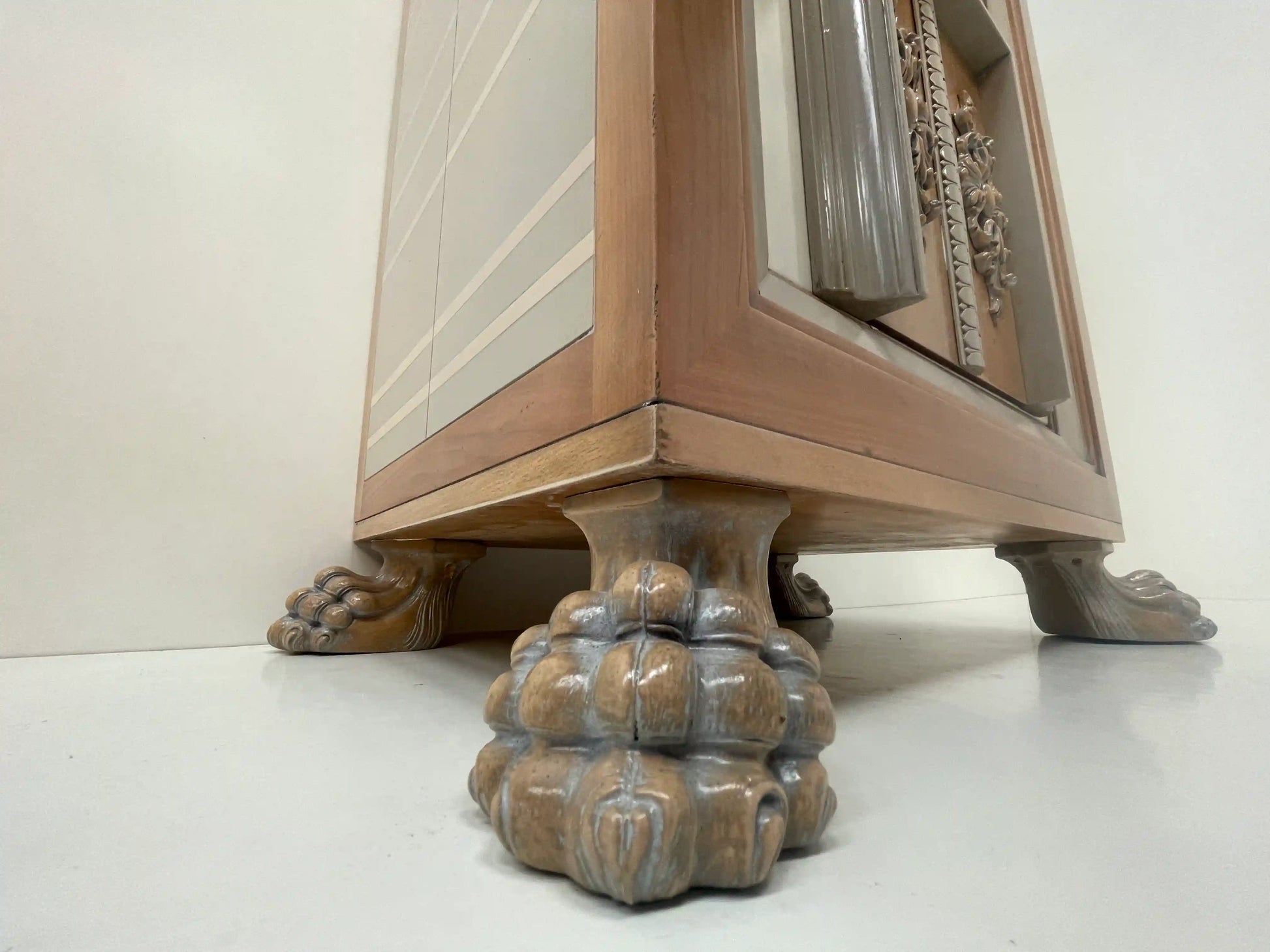 Detalle de las patas talladas del Armario Toscano 1