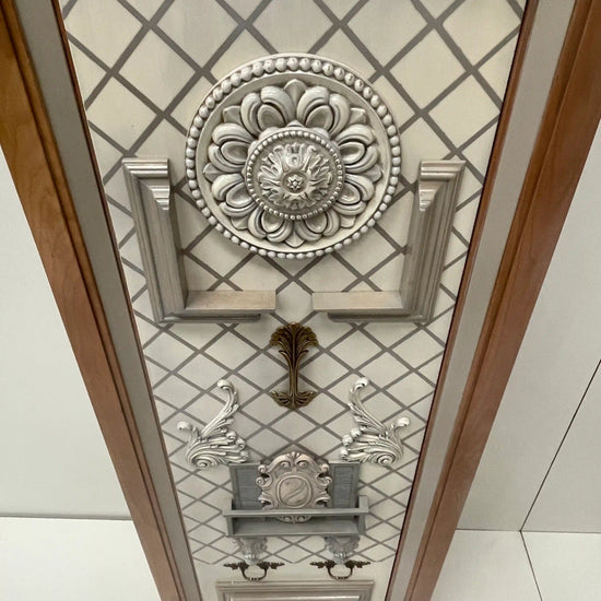 Detalle de molduras y decoración frontal del Armario Toscano 2