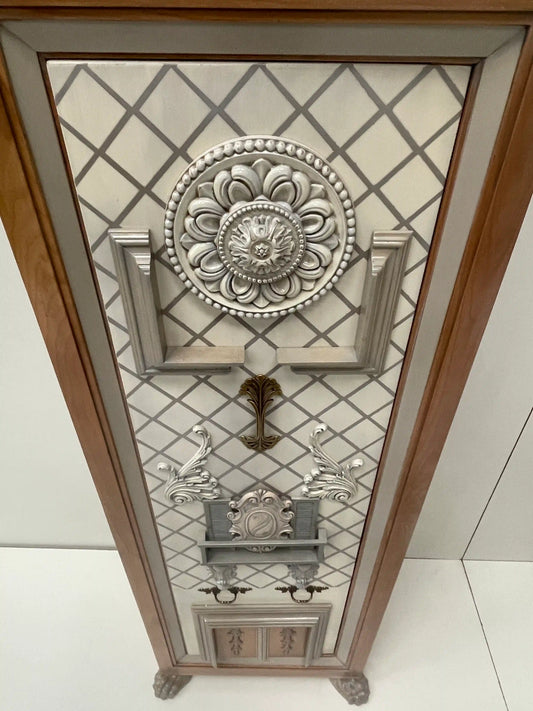 Detalle de molduras y decoración frontal del Armario Toscano 2
